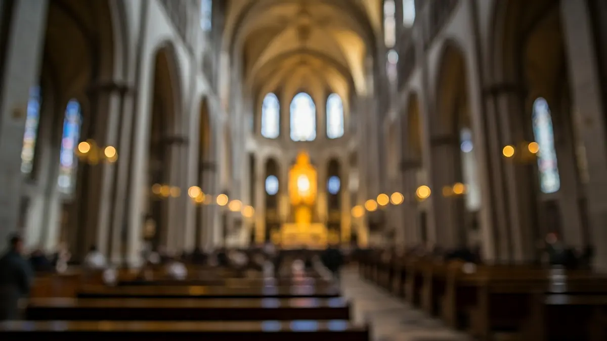 Imagen genérica de detalles arquitectónicos dentro de una basílica, con luz suave.