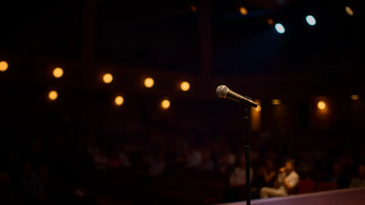 Irudi generikoa antzoki bateko eszenatokiaren, mikrofono huts batekin.