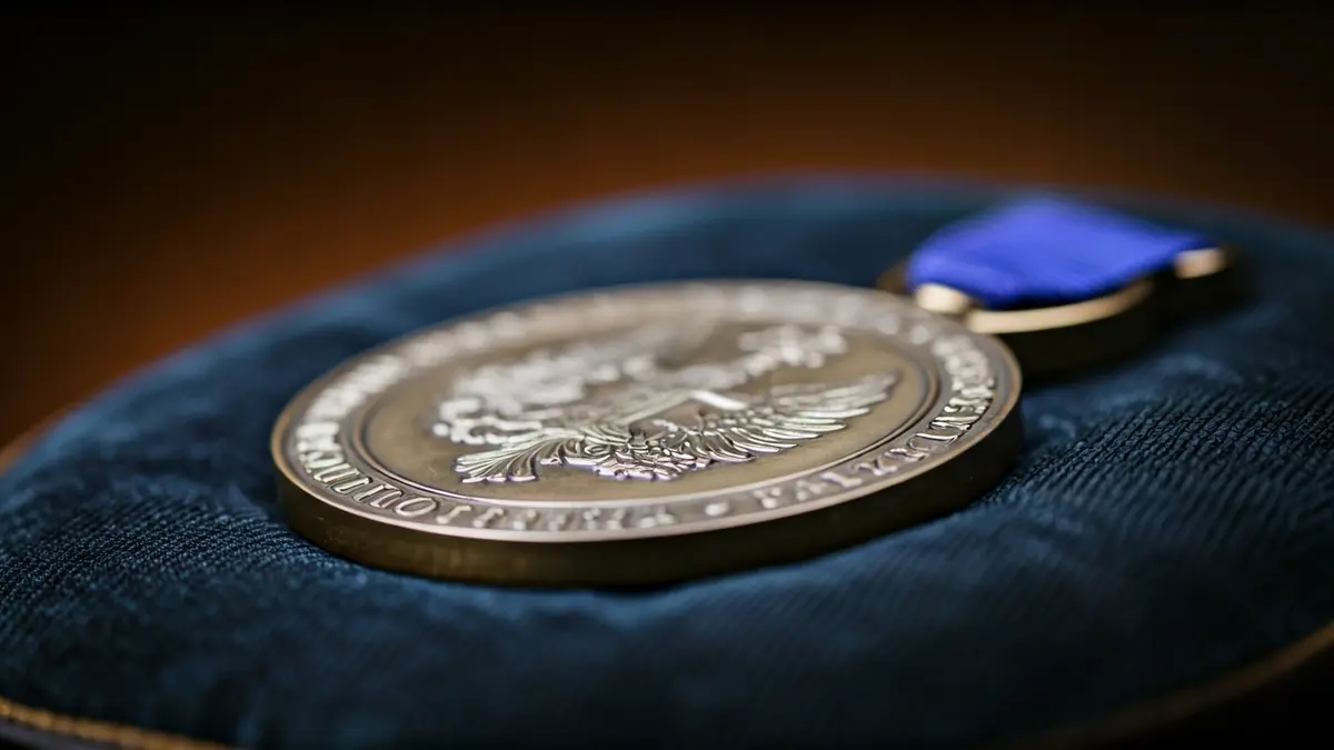 Imagen genérica: Primer plano de una medalla de prestigio sobre un cojín de terciopelo oscuro.