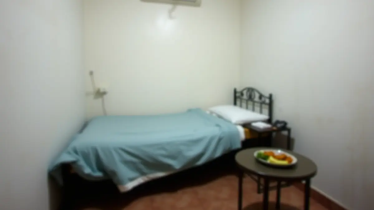 Imagen genérica de una cama sencilla con un plato de comida, sugiriendo provisiones básicas.