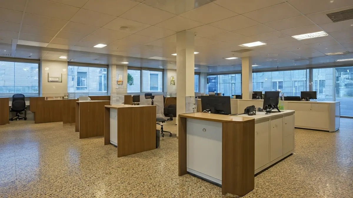 Arrasateko BAZ bulegoaren barrualde modernizatuaren irudi generikoa, arreta-postu indibidualekin.