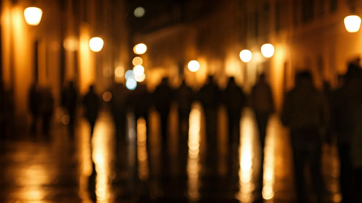 Irudi generikoa Bilboko kale heze baten gaueko girokoa, argien isla lausoekin.