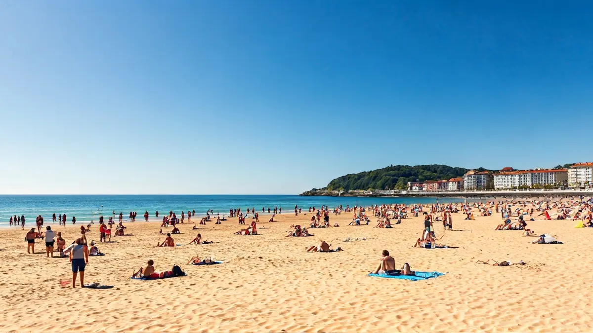 Imagen genérica de una playa concurrida en Bizkaia, disfrutando del sol.