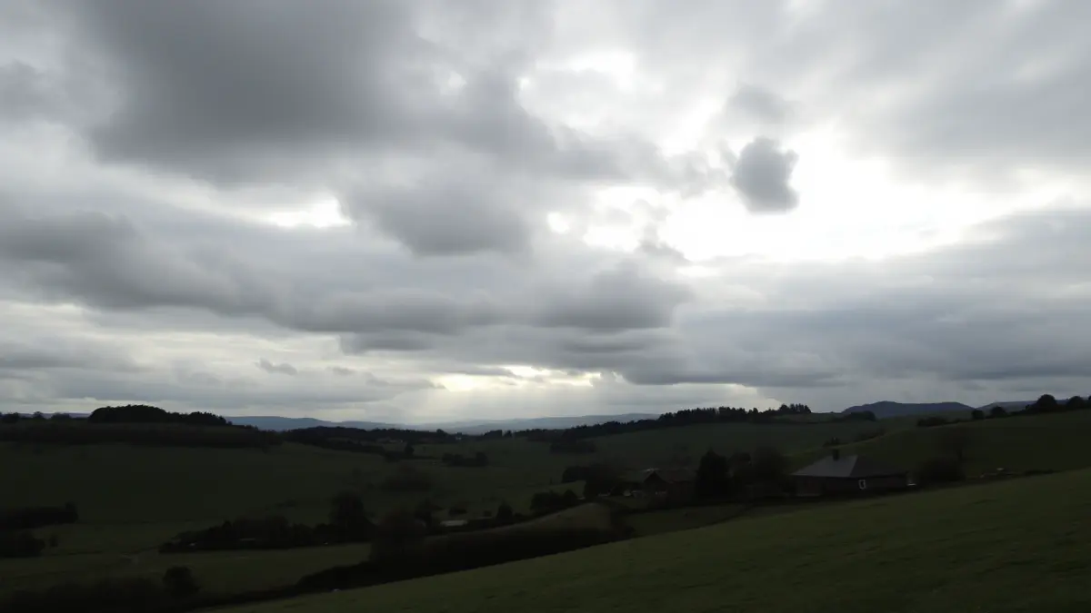 Imagen genérica de cielo nublado con claros sobre un paisaje verde de Euskadi.