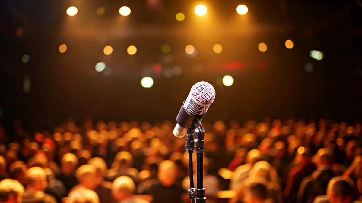 Irudi generikoa mikrofono baten eszenatoki huts baten aurrean, jazz kontzertu bat iradokitzen duena.