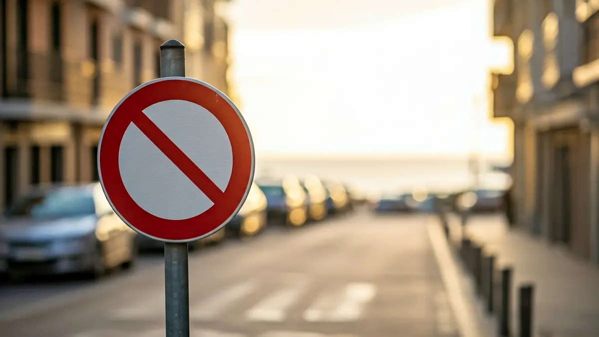 Imagen de una señal de prohibido aparcar, con el fondo difuminado de una calle de Lekeitio.