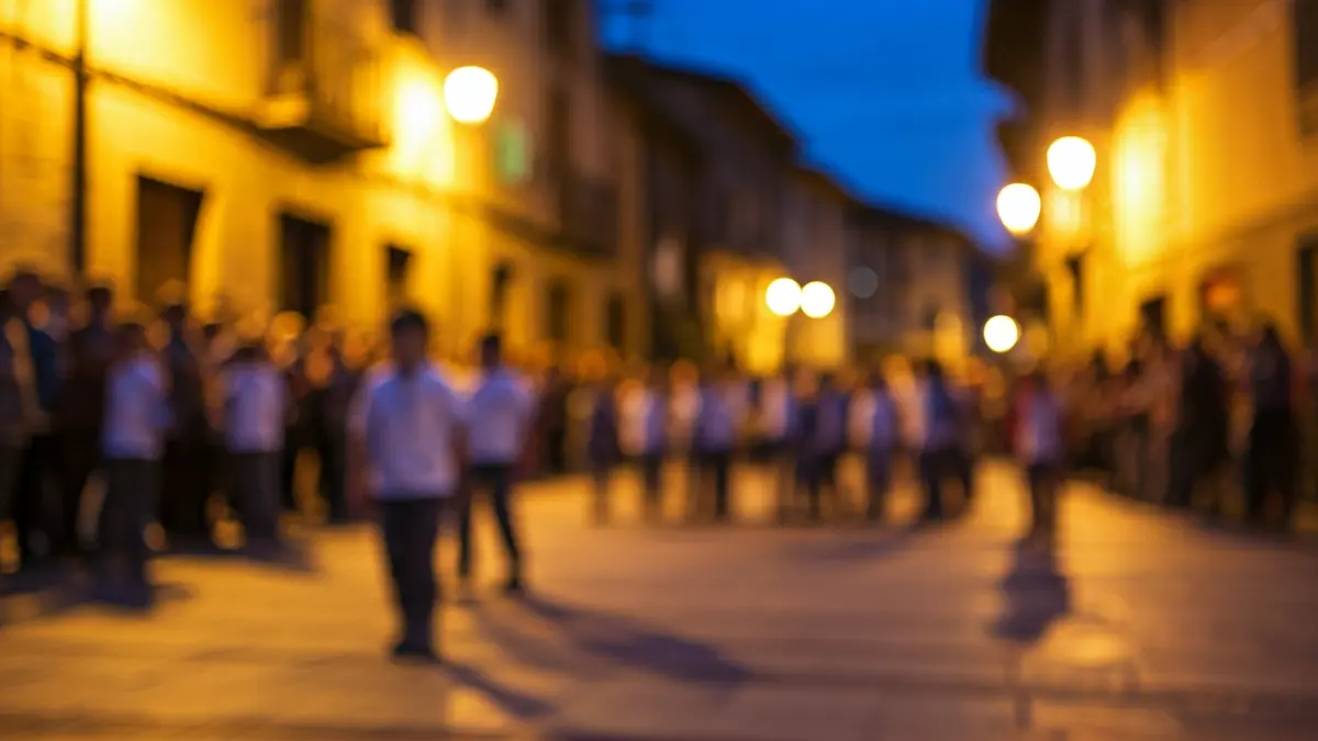 Irudi generikoa Azkoitiko herri plazako jai girokoa, ilunabarrean.