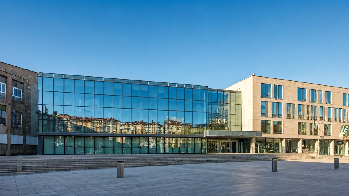 Imagen genérica de la fachada de un edificio universitario moderno, en un entorno urbano de Bilbao.