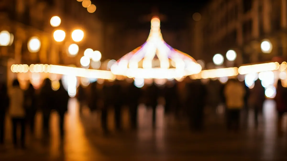 Gabonetako giroa duen Euskadiko plaza baten irudi generikoa, argi lausoekin.