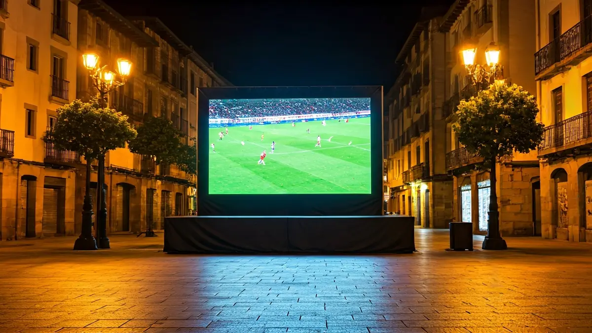 Pantalla gigante instalada en la Plaza Bideluze de Beasain mostrando el partido de la Real Sociedad.