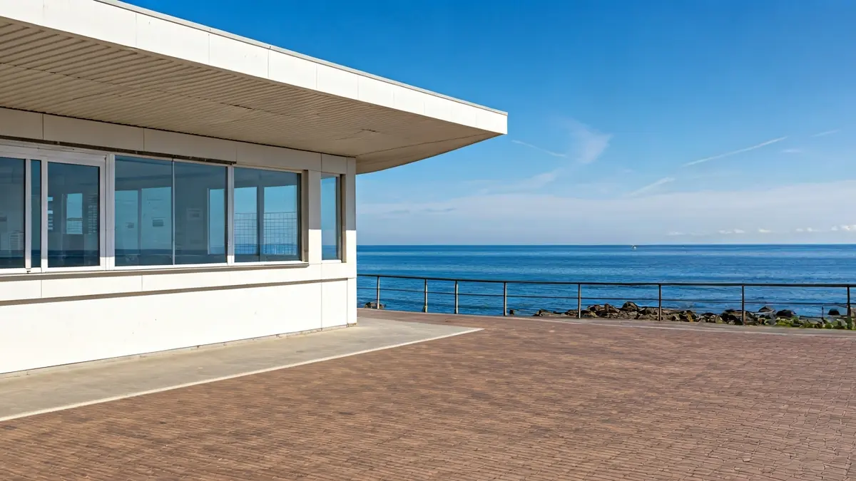 Irudi generikoa Aritzatxu hondartzako kantina eta bainugelak irudikatzen dituena.