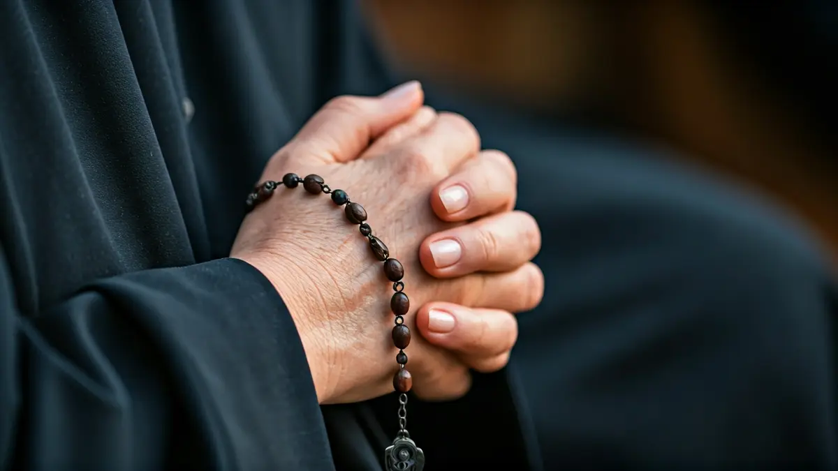 Imagen genérica de manos de monjas en oración, con un rosario.