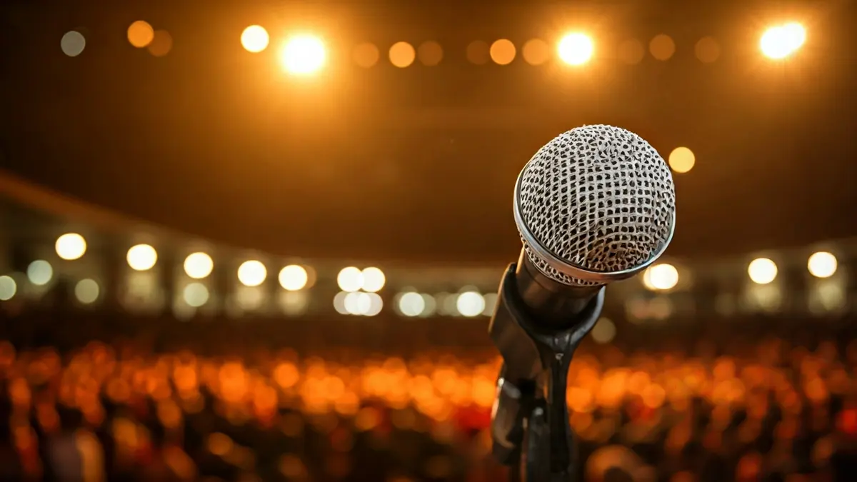 Irudi generikoa mikrofono baten eszenatoki batean, musika-tresna lausoekin atzealdean.