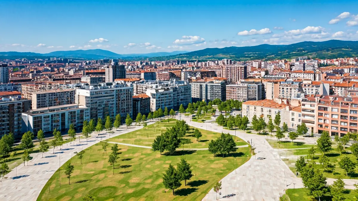 Bilboko hirigunearen aireko ikuspegia, berdegune berriekin eta eraikin modernoekin, hirigintza jasangarria irudikatuz.