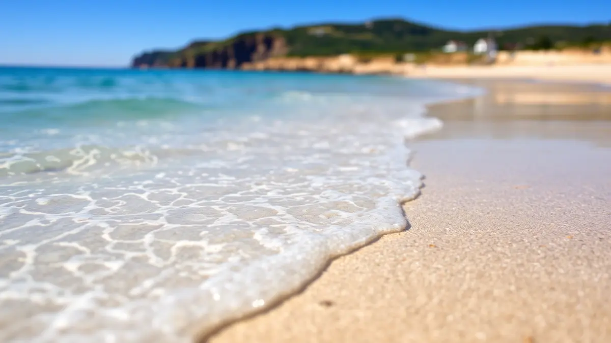 Irudi generikoa Bizkaiko hondartza bateko ur gardenarena, eguzkipean.