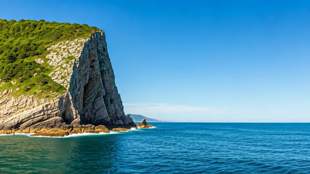 Bizkaiko kostaldeko itsaslabar ikusgarri baten irudia, Kantauri itsasora erortzen dena.