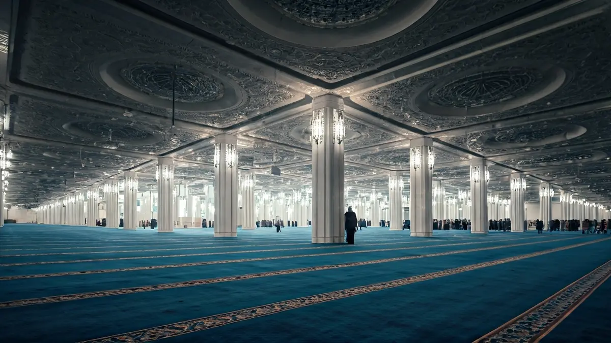 Imagen genérica de un interior de mezquita moderno con iluminación suave y alfombras de oración.