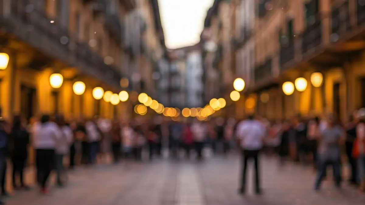 Imagen genérica de una calle festiva, con multitudes borrosas y confeti en el aire.