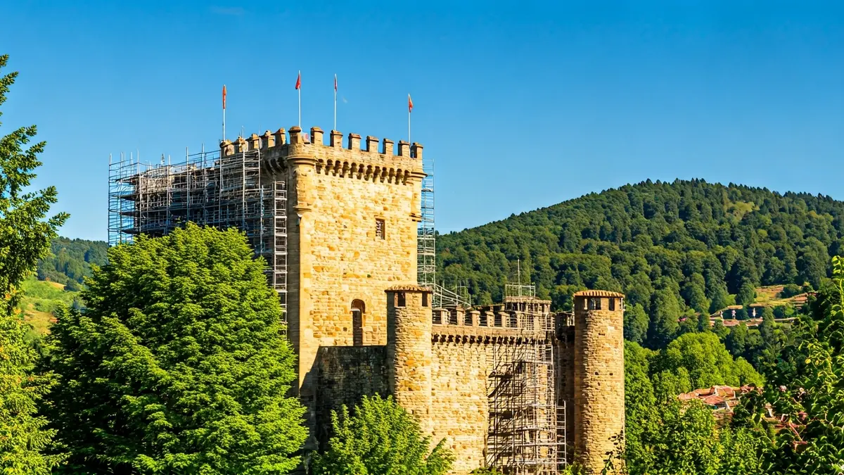 Butroeko gazteluaren irudi generikoa, zaharberritze lanetan.