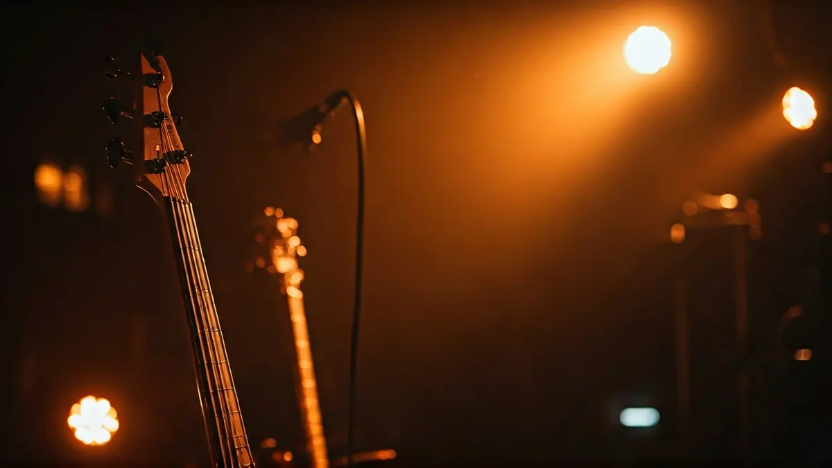 Imagen genérica de un escenario de concierto con un bajo.