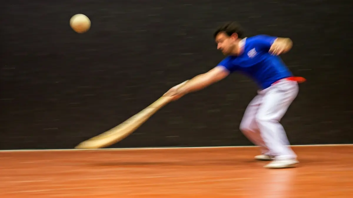 Irudi generikoa pilota bat frontoi baten aurka jotzen, atzealdean ekintza lausoarekin.