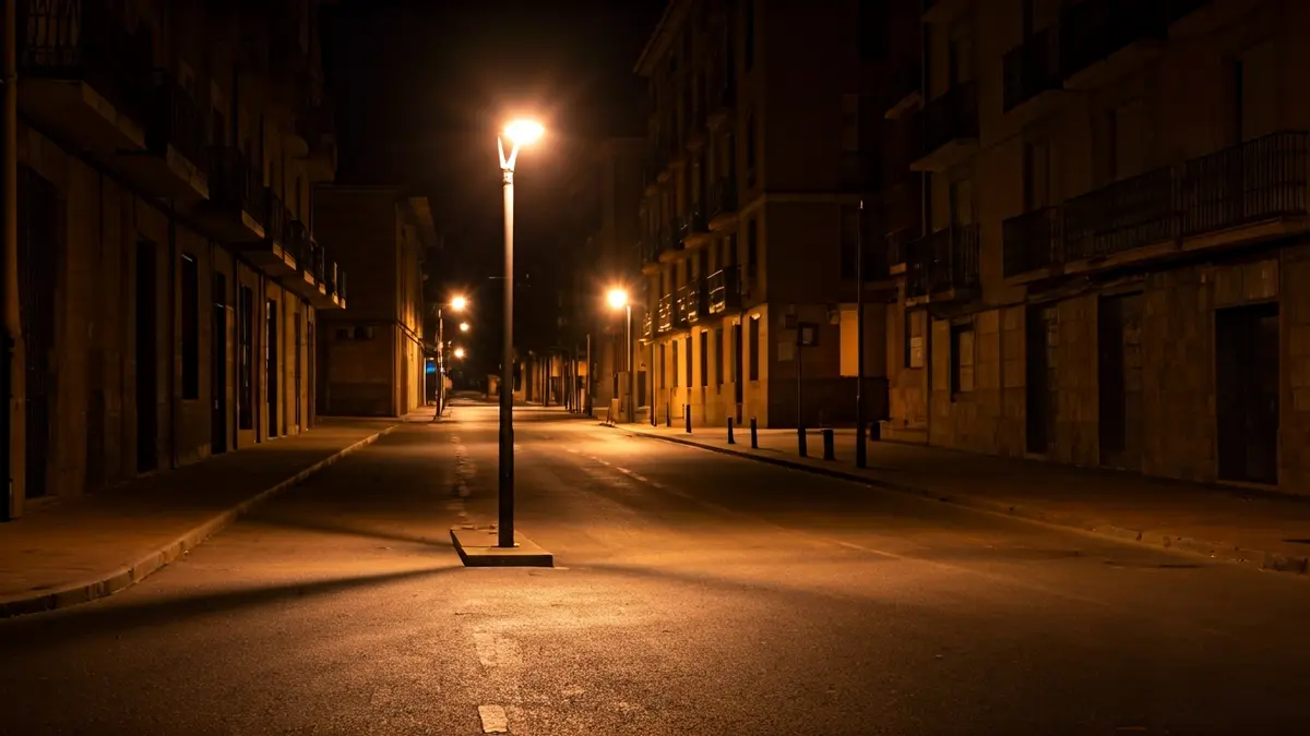 Imagen genérica de una calle oscura en el barrio de Atotxa Erreka de Donostia, con algunas farolas apagadas.