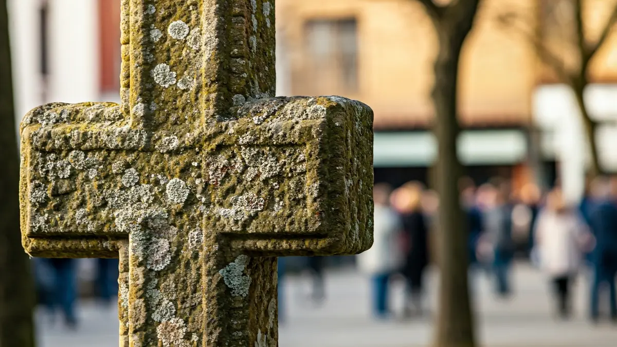 Trabajos de restauración de la cruz de Pinondo y la escultura de Pablo Pedro Astarloa en el parque de Pinondo de Durango.