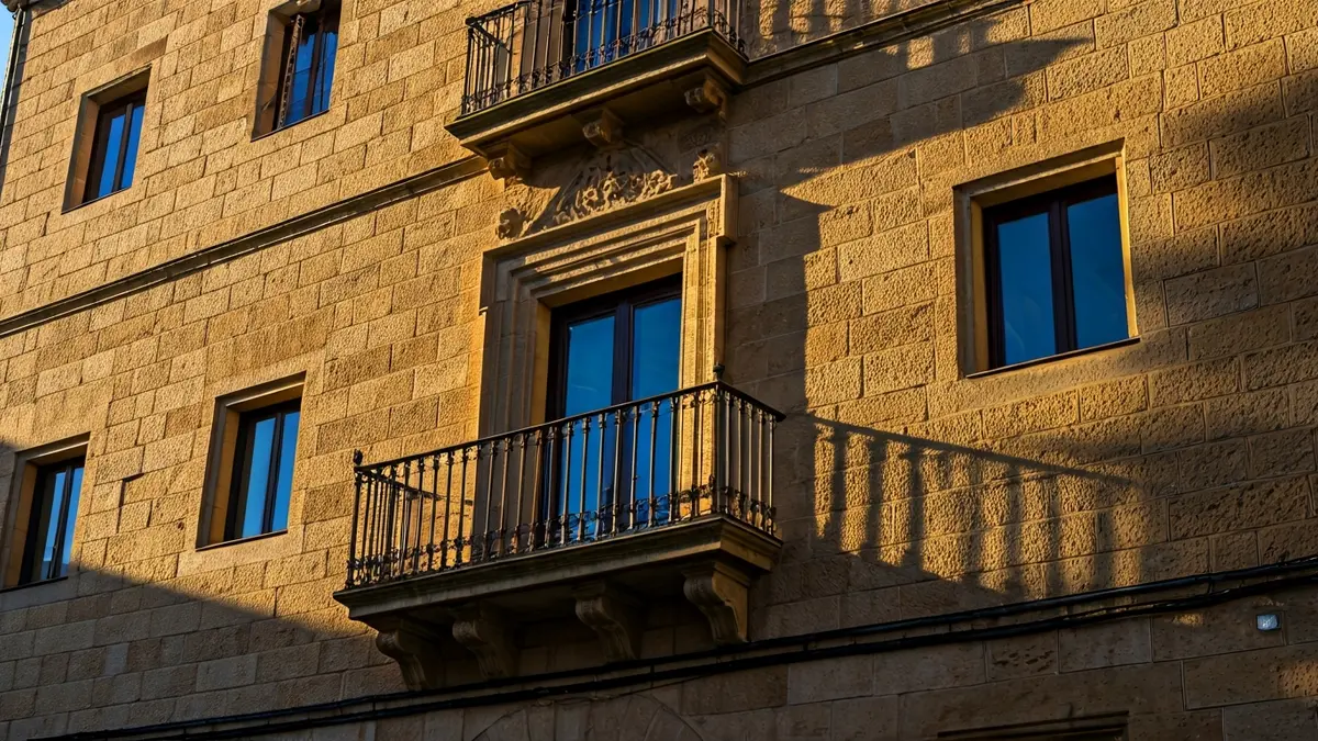 Elgetako udaletxearen irudia, eguzki argitan