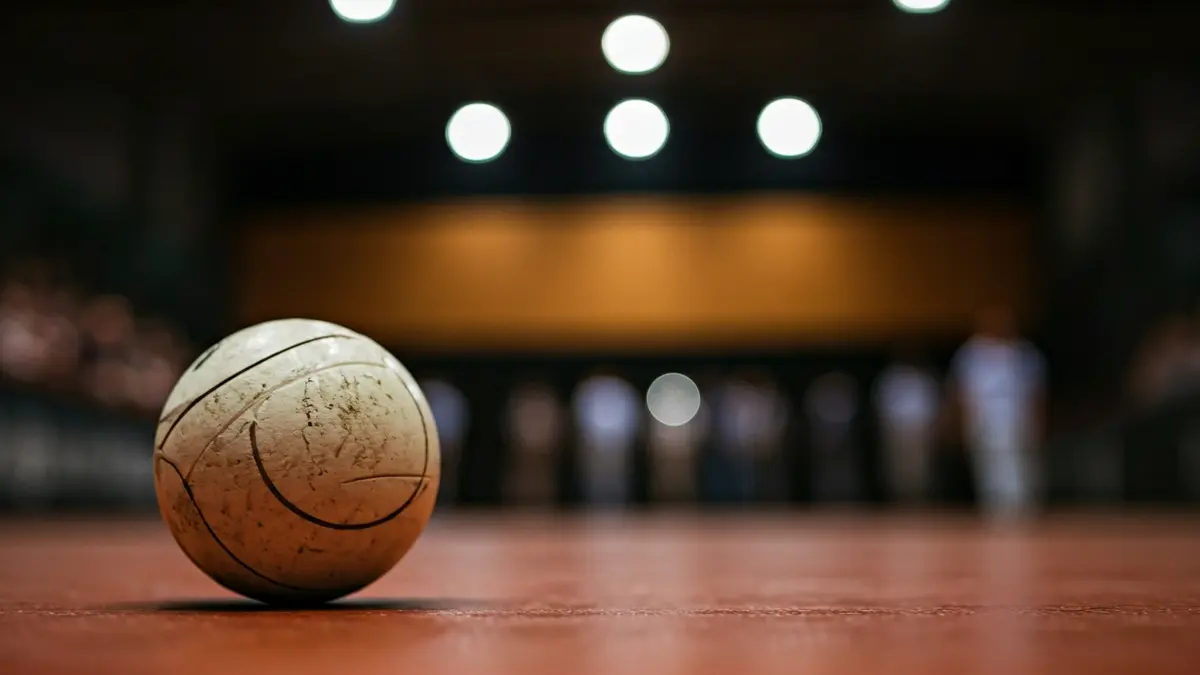 Imagen genérica de una pelota en un frontón.