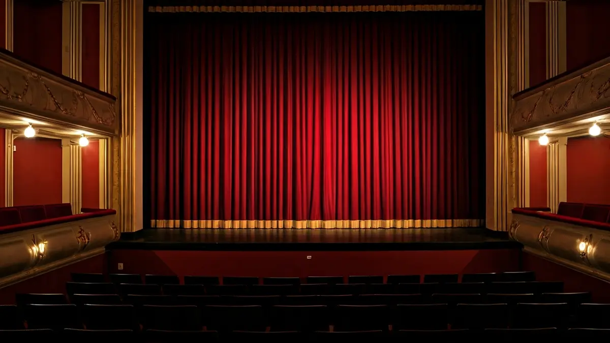 Irudi generikoa antzoki baten eszenatokiaren, argi foku batekin eta eserleku hutsekin.