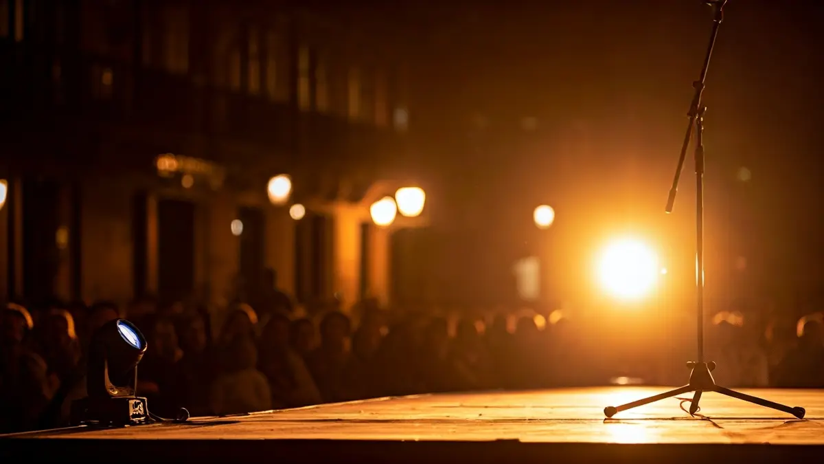 Imagen genérica de un escenario teatral con un micrófono y luces dramáticas.