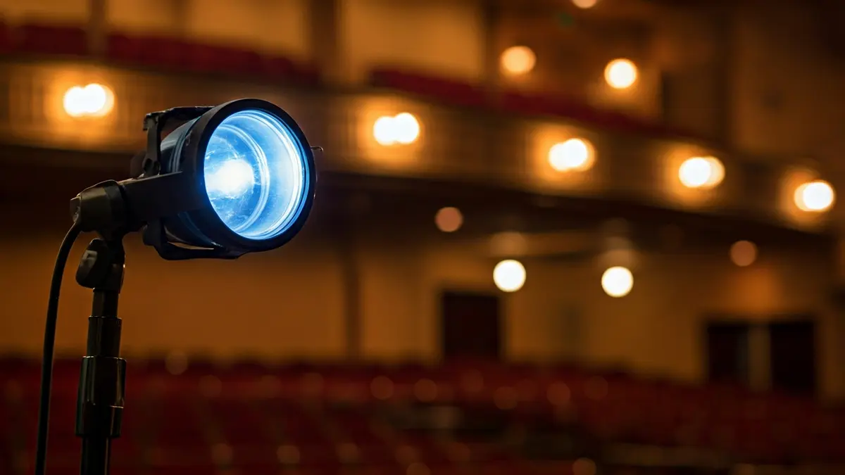 Irudi generikoa musikal baten eszenatokiarena, mikrofono batekin eta eserleku hutsekin.