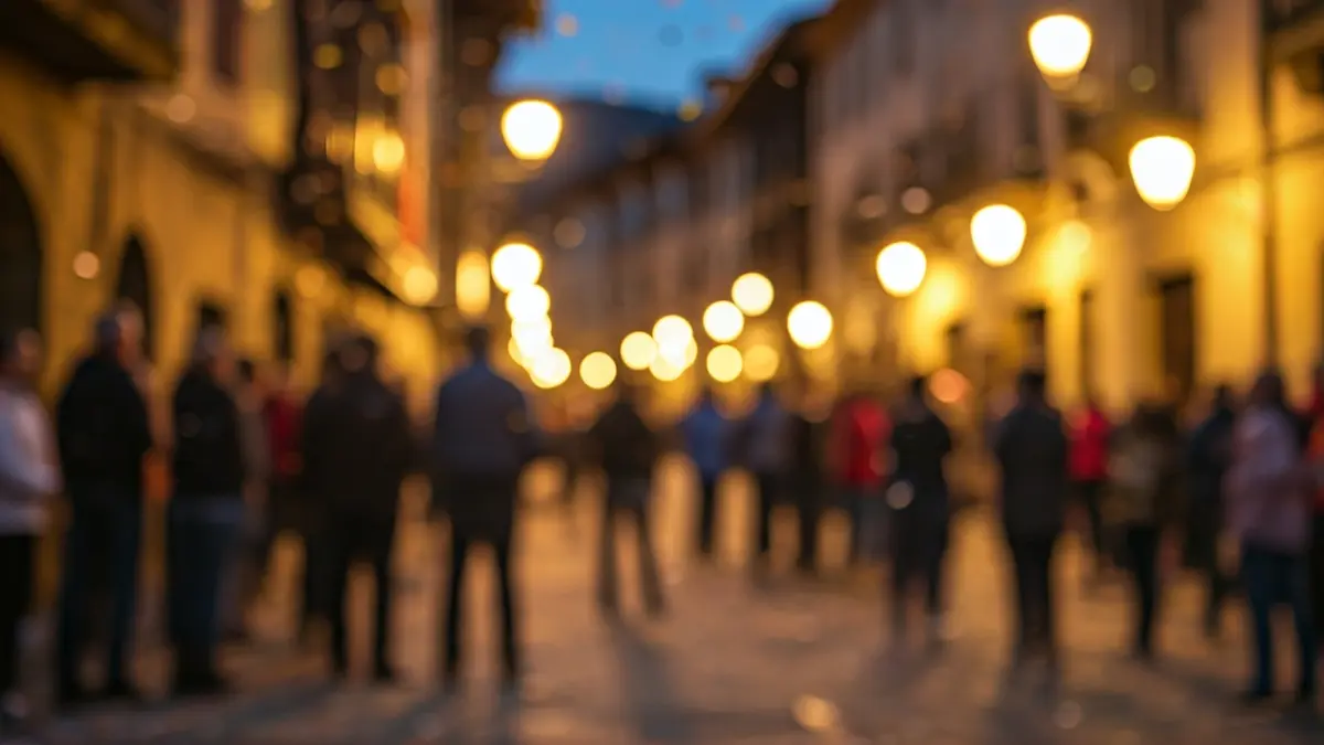 Irudi generikoa jai giroko kale baten Eskoriatzan, jendearekin eta konfetiarekin.