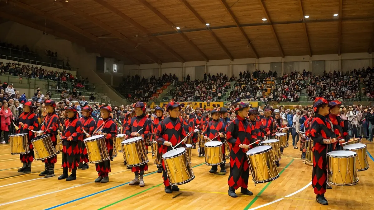 Tamborrada infantil de Azkoitia en el frontón, debido a la lluvia.