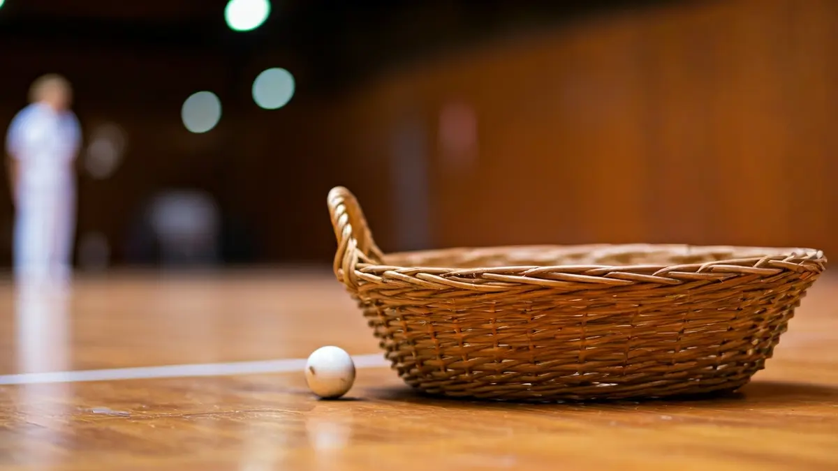 Imagen genérica de una cesta punta y una pelota, en un ambiente deportivo vasco.