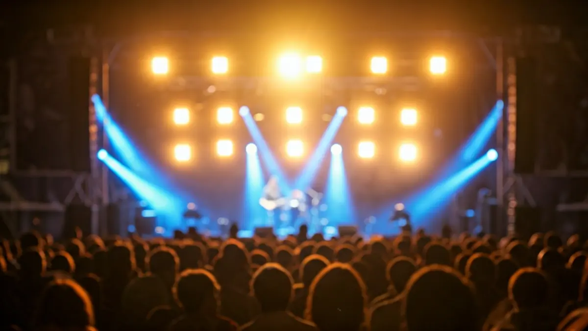 Irudi generikoa kontzertu baten eszenatokiaren eta publikoaren energiaz.