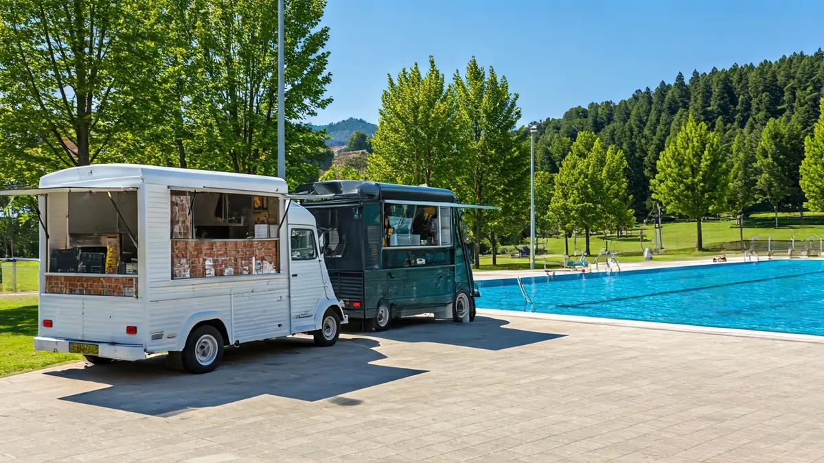 Imagen genérica de food trucks en las piscinas de Gamarra en Vitoria.