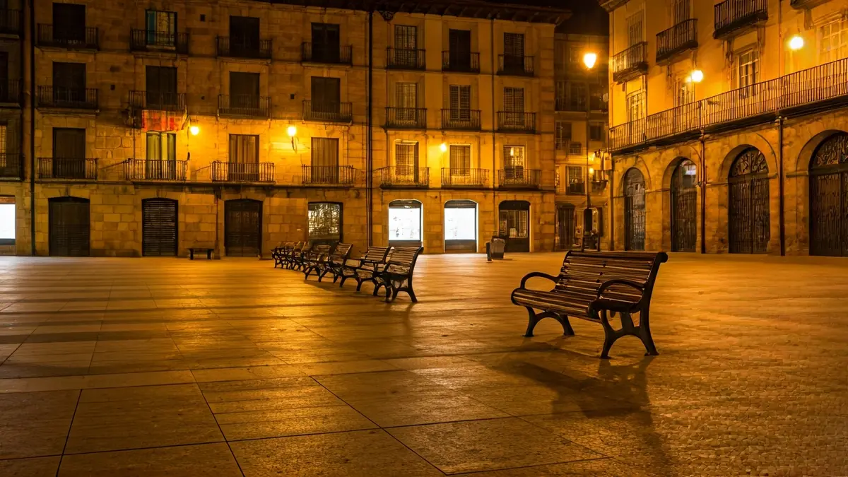 Gasteizko plaza huts baten irudi generikoa gauez, argi epelarekin.