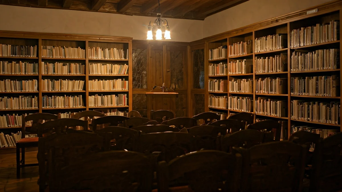 Irudi generikoa liburutegi baten barrualdekoa, egurrezko apalategiekin eta mikrofono batekin.