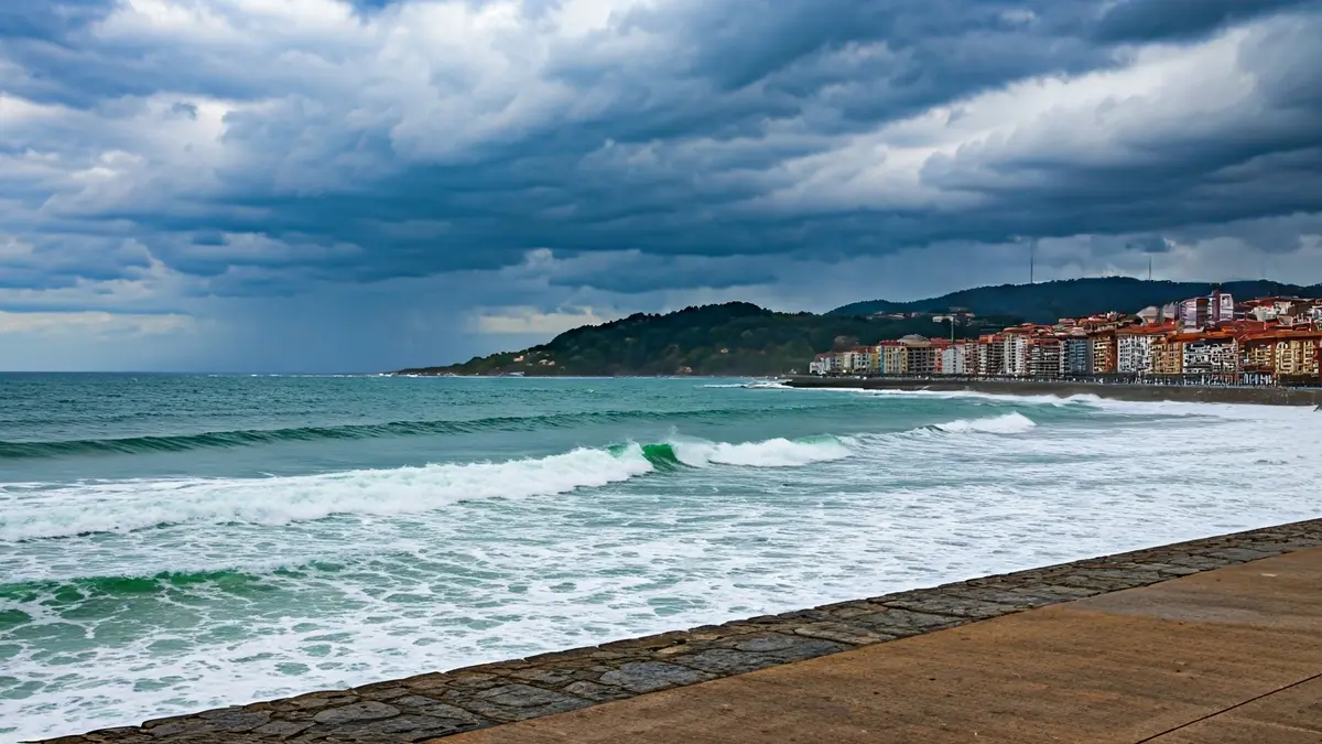 Irudi generikoa eguraldi aldaketa bortitz batena, itsasoan olatu handiekin eta hodei ilunekin.