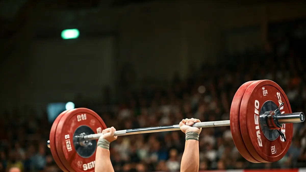Imagen genérica de una barra de levantamiento de pesas en una plataforma de competición.