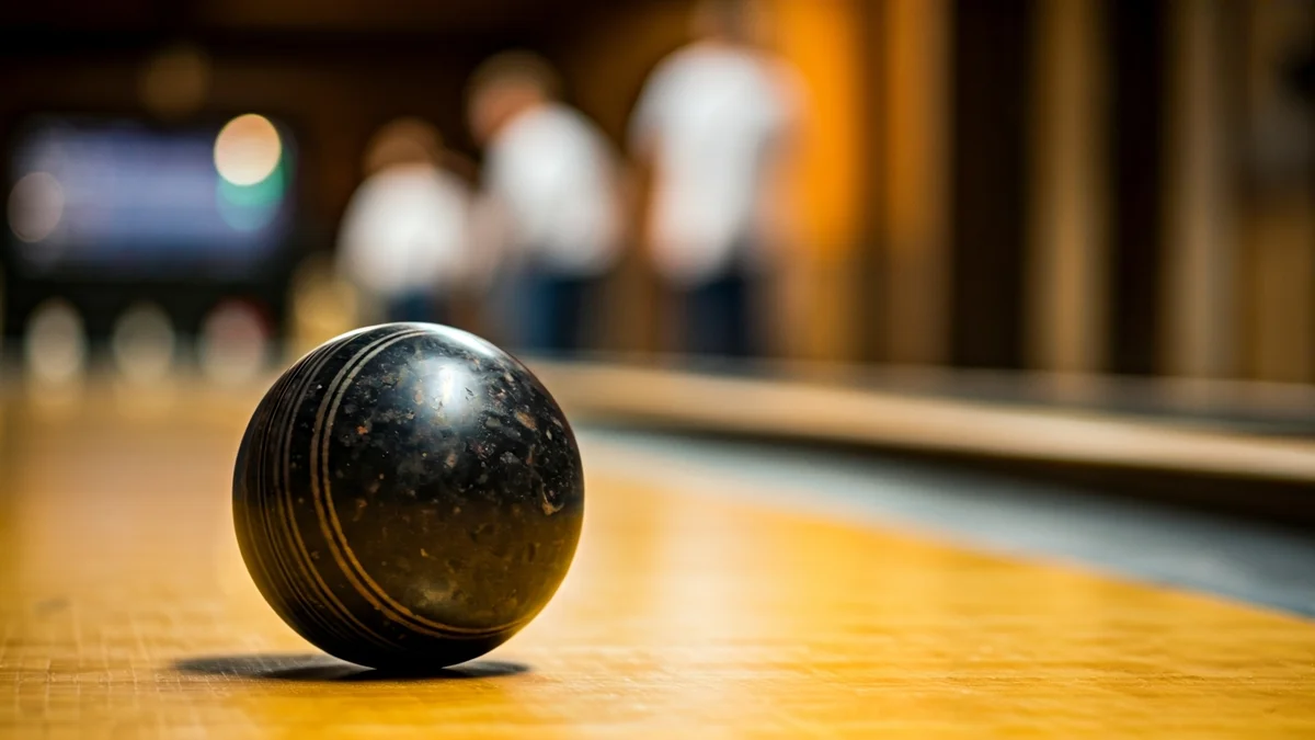 Irudi generikoa euskal bola jokoaren bola baten hurbileko plano batekin, egurrezko bolatoki batean.