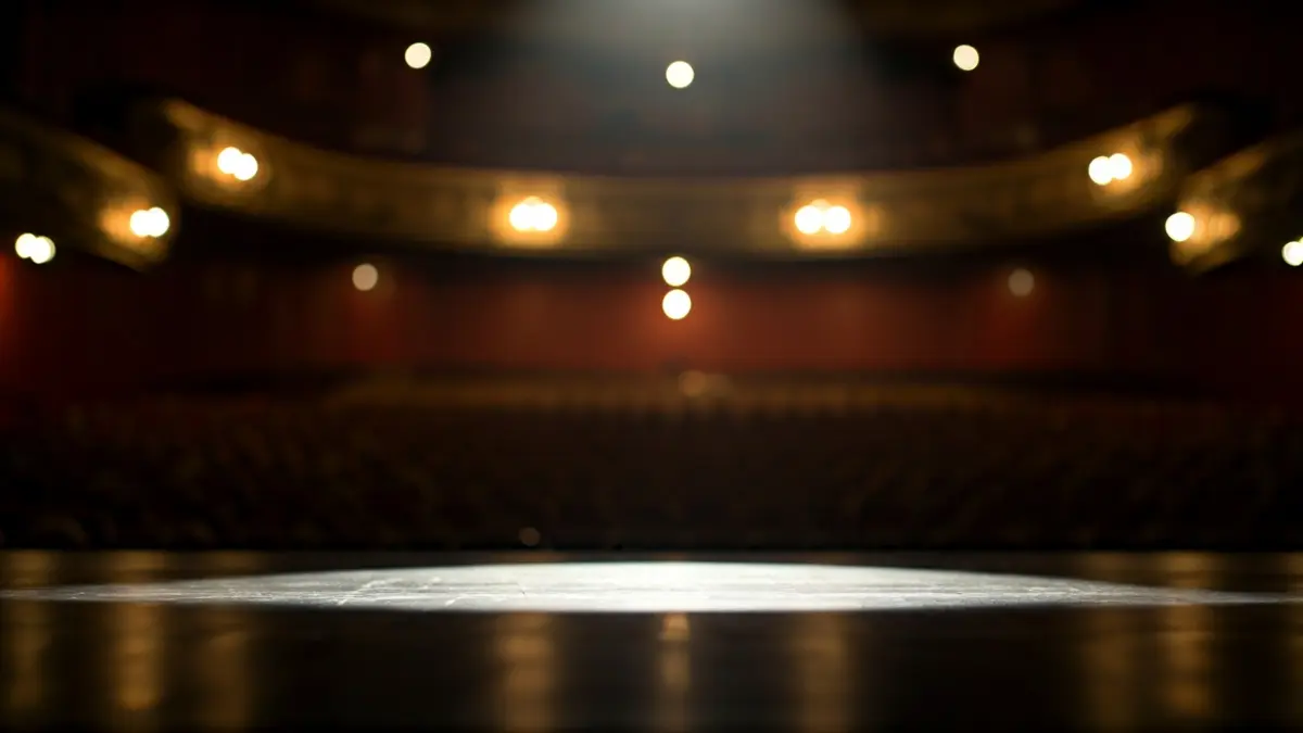 Imagen genérica de un escenario de teatro vacío, con un único foco de luz.