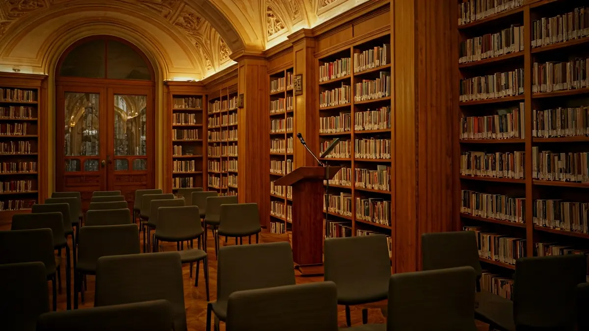 Irudi generikoa liburutegi baten barrualdea, egurrezko apalategiekin eta mikrofono batekin.