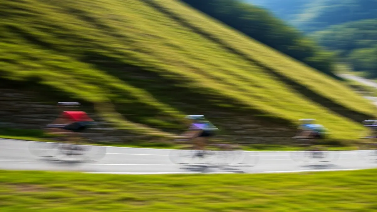 Txirrindulariak Eibarko mendietan zehar lasterketa batean.