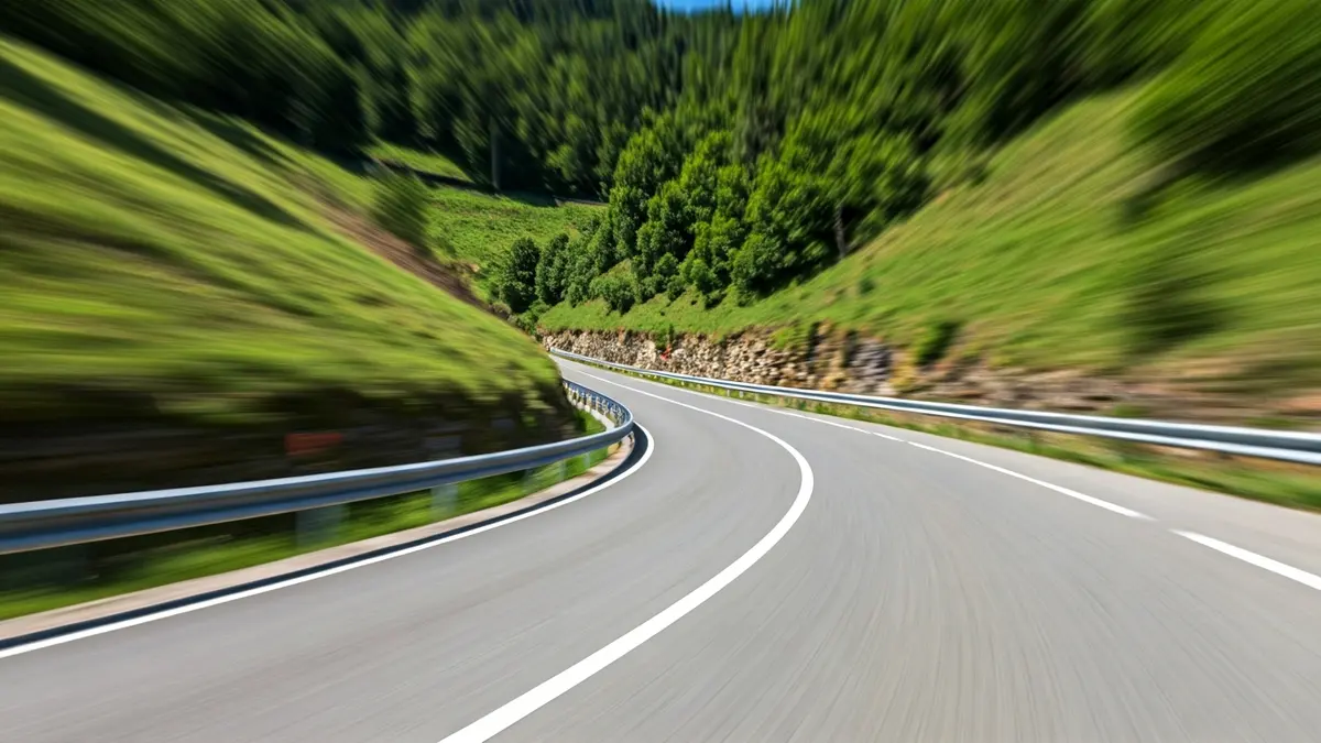 Irudi generikoa Euskadiko errepide baten, txirrindularitza lasterketa baten oztopoekin.