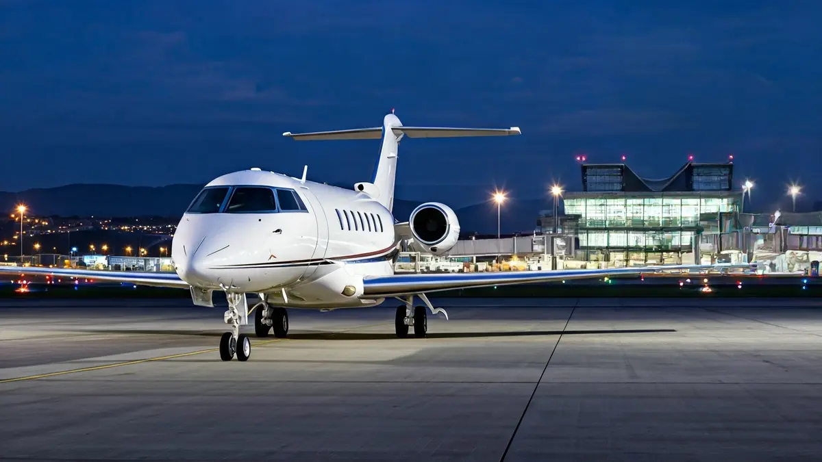 Irudi generikoa aireportu bateko hegazkin pribatu bati buruz, ilunabarrean.