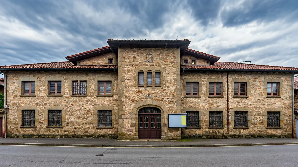 Lasarte-Oriako Oztaran ikastetxe abandonatuaren kanpoaldea, okupatzaileen mezu bat duen kartel batekin.