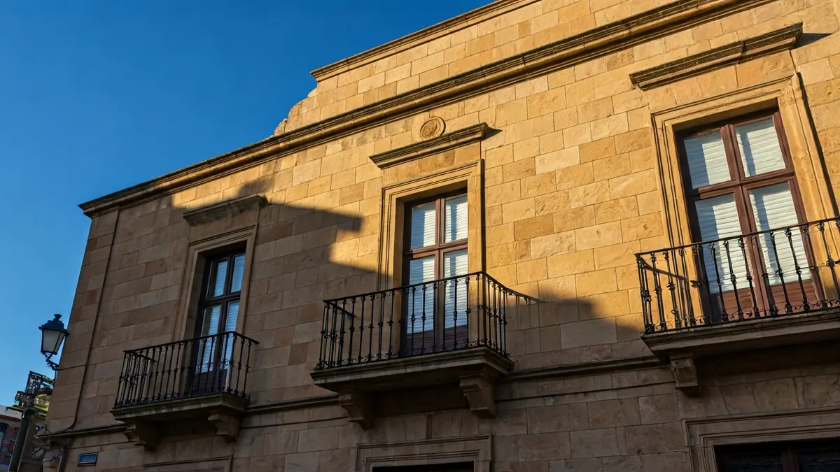 Lazkaoko udaletxearen irudi generikoa, eguzki argitan