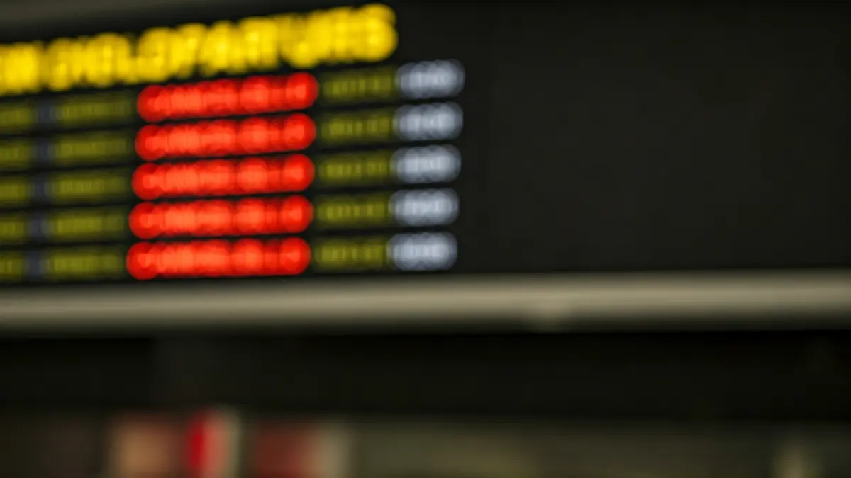 Irudi generikoa, aireportuko irteera-taula lausoa, hegaldiak bertan behera utzita.